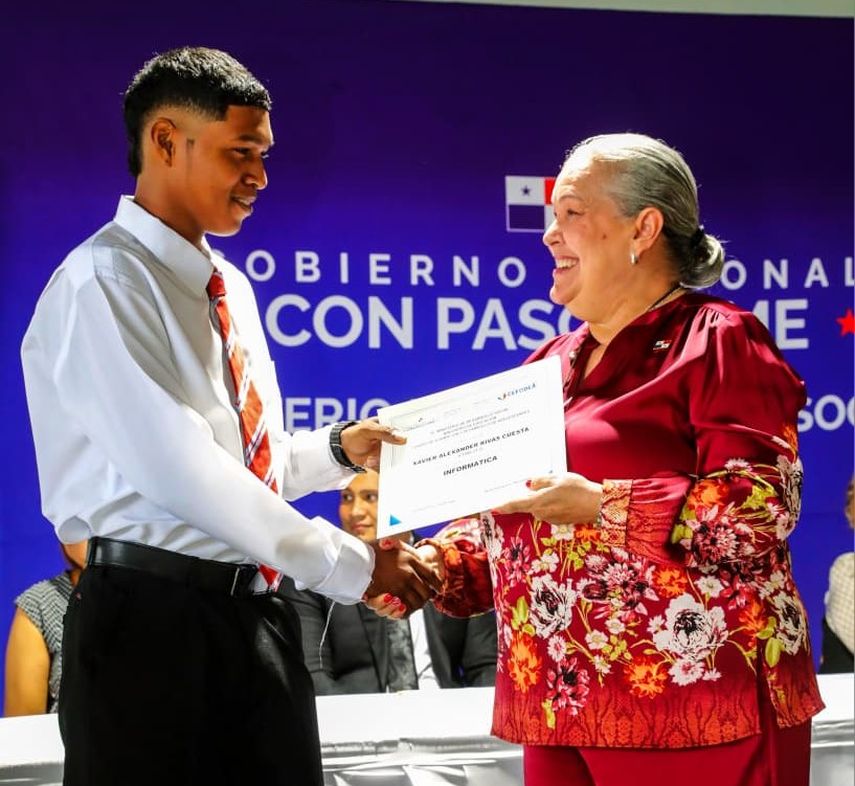  Ministra de Desarrollo Social Social (MIDES), Beatriz Carles, entrega certificados de graduación. Ministra de Desarrollo Social Social (MIDES), Beatriz Carles, entrega certificados de graduación.