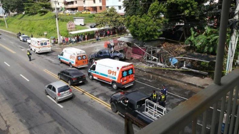 Auto se estrella contra una parada de buses en Villa Lorena y deja tres muertos