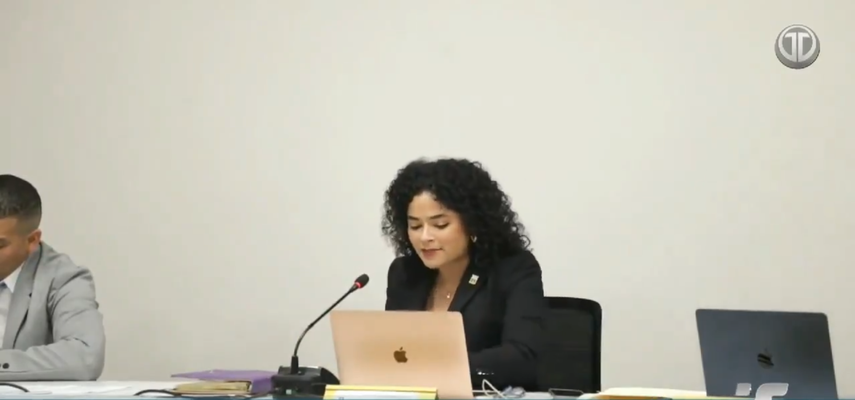 Alcaldesa Irma Hernández responde a cuestionamientos durante sesión del consejo municipal.