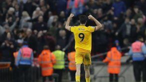 Tottenham tropieza en contienda por el título de la Premier