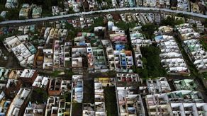 El éxodo es evidente desde arriba; los residentes que se van trataban de vender todo lo que pueden para obtener dinero extra, incluidas las tejas del techo. Su retiro permite ver dentro de espacios que alguna vez estuvieron ocupados.