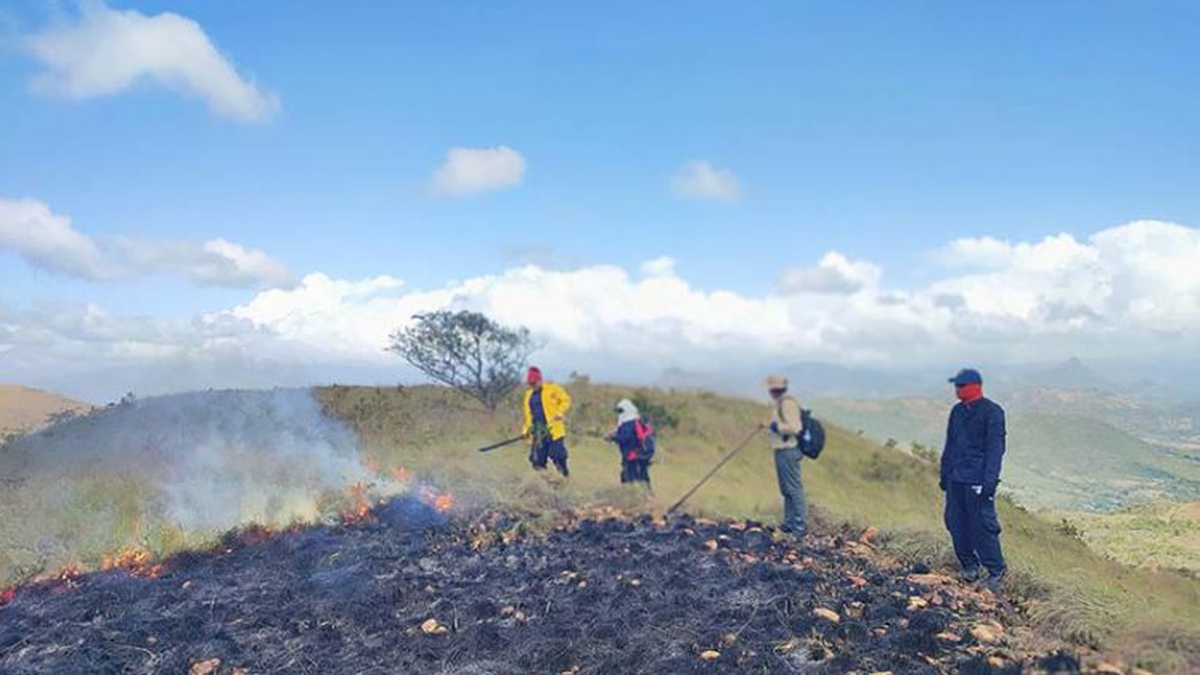 Cuerpo de Bomberos y DIJ continúan con las investigaciones del incendio en Cerro Guacamaya.