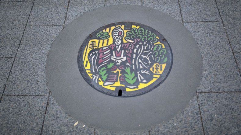 En Japón, las tapas de alcantarilla se convierten en obras de arte