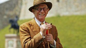 Reina Isabel II da al actor John Hurt título de caballero