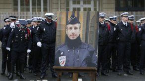 Francia recuerda a agente abatido en ataque a Campos Elíseos
