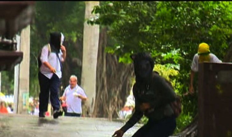 Grupo de institutores salieron a protestar enfrentándose a antimotines