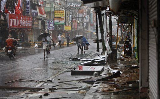 Aumenta a 33 cifra de muertos por ciclón Thane en la India