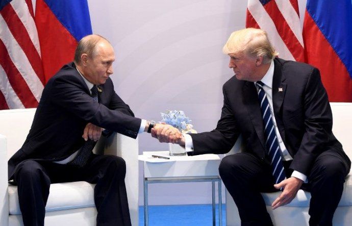 Donald Trump y Vladimir Putin dialogan sobre la guerra.