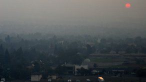 Miles luchan contra fuego al norte de California