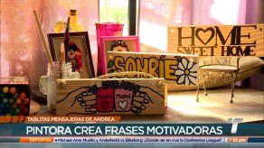 Tablitas mensajeras: pintora plasma mensajes positivos en trozos de madera