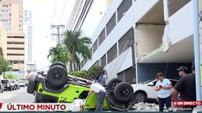 Vehículo cae desde estacionamiento de edificio en Pueblo Nuevo.