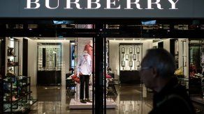 Burberry renuncia a las pieles y a destruir los productos sobrantes