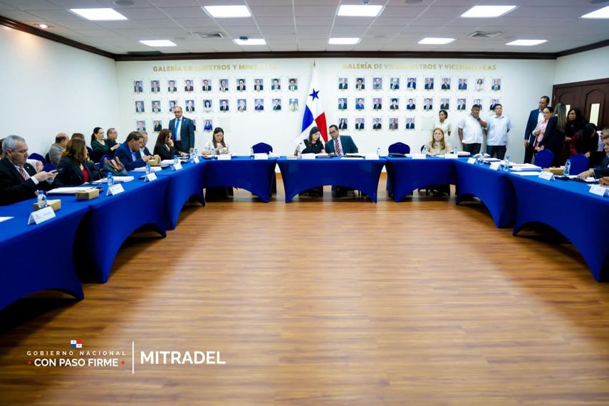 Participantes de la mesa de diálogo del salario mínimo 2025. Participantes de la mesa de diálogo del salario mínimo 2025.