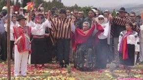 Indígenas entregan bastón de mando a nuevo presidente de Ecuador