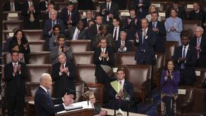 En sus declaraciones del martes por la noche, Biden dijo que, además de poner en marcha la nueva iniciativa antiviral, su administración permitirá a los habitantes de Estados Unidos solicitar otra ronda de pruebas gratuitas por parte del gobierno.