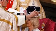 El arzobispo de Canterbury, Justin Welby, coloca una versión modificada de la corona de la reina María en la cabeza de Camilla. El arzobispo de Canterbury, Justin Welby, coloca una versión modificada de la corona de la reina María en la cabeza de Camilla.