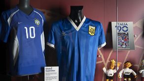 Maradona, fallecido en noviembre de 2020, anotó dos goles en el partido de cuartos de final en el Estadio Azteca de la Ciudad de México el 22 de junio de 1986, apenas cuatro años después de la guerra que disputaron Argentina y Gran Bretaña por las islas Malvinas.