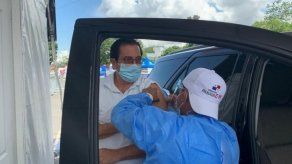 El expresidente Martín Torrijos mientras es vacunado con AstraZeneca.