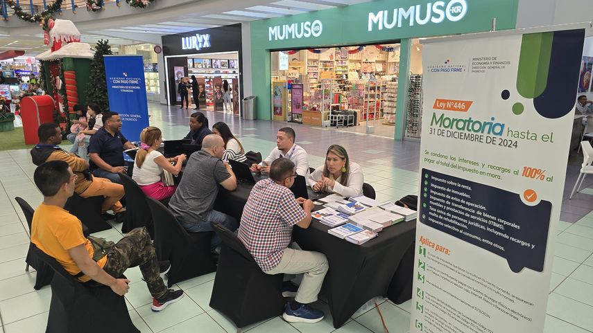 DGI brinda información a los contribuyentes en centro comercial.