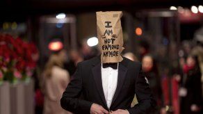 Shia LaBeouf hace performance con bolsa de papel