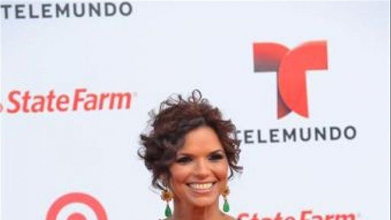 Estrellas de música y TV latina deslumbran en alfombra roja de Billboard