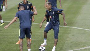 Neymar vuelve a entrenar; Brasil afirma que está listo