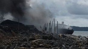 Bomberos controlan incendio en una embarcación en la provincia de Colón