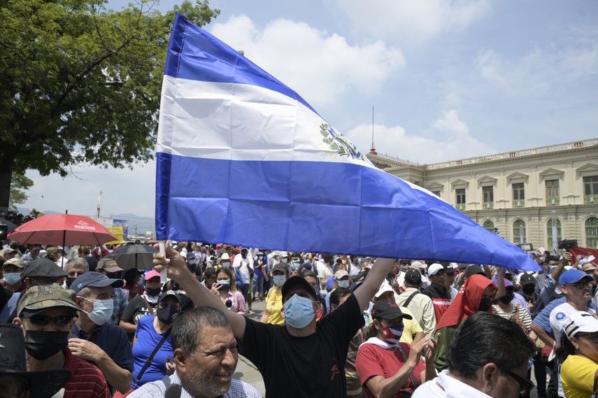 Los sindicalistas quemaron petardos y lanzaron consignas por sus demandas.