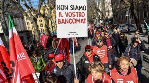 Masiva manifestación sindical contra el gobierno en Italia