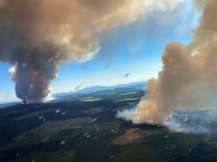 Una de las preocupaciones ahora en las regiones que han estado afectadas por la cúpula de calor es la calidad del aire debido a las decenas de incendios forestales que están causando la sequedad.