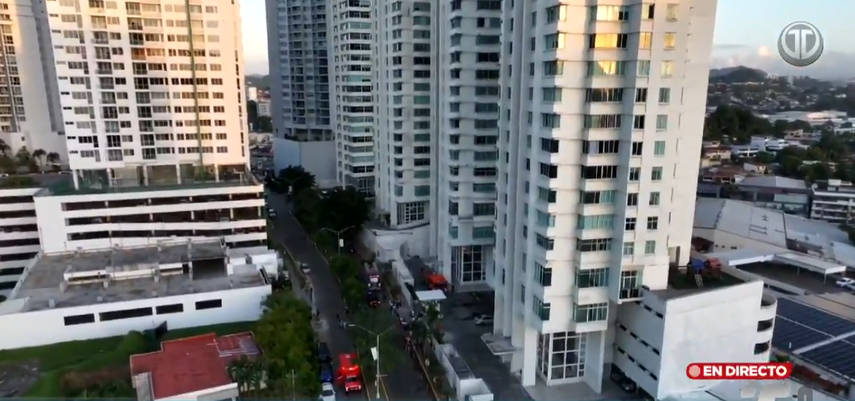 Incendio de cuatro autos obliga a evacuar edificios