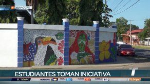 Estudiantes del Instituto Urracá crean murales con tapas de botellas recicladas