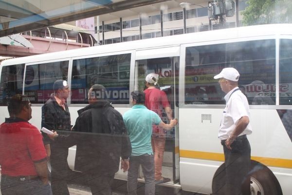 Retienen a 21 extranjeros en clínicas de ortodoncia y otros comercios
