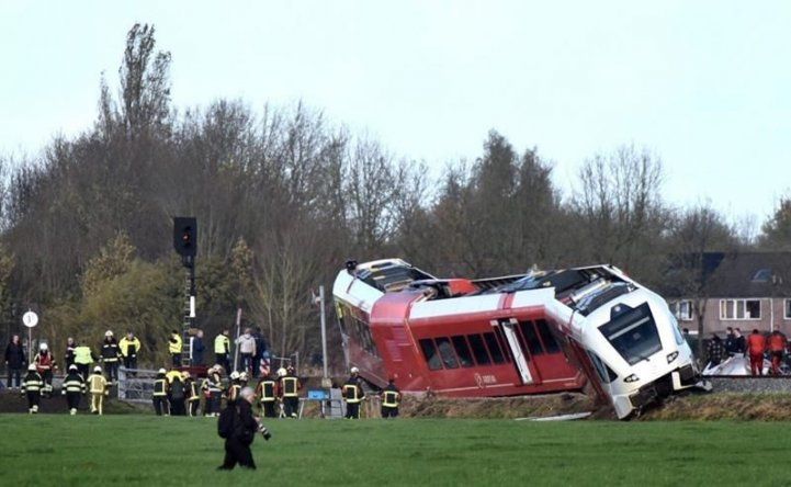 Un tren descarrila al chocar con un camión y deja varios heridos en Holanda
