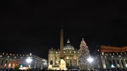 El Vaticano enciende su árbol y tiñe de Navidad la plaza de San Pedro