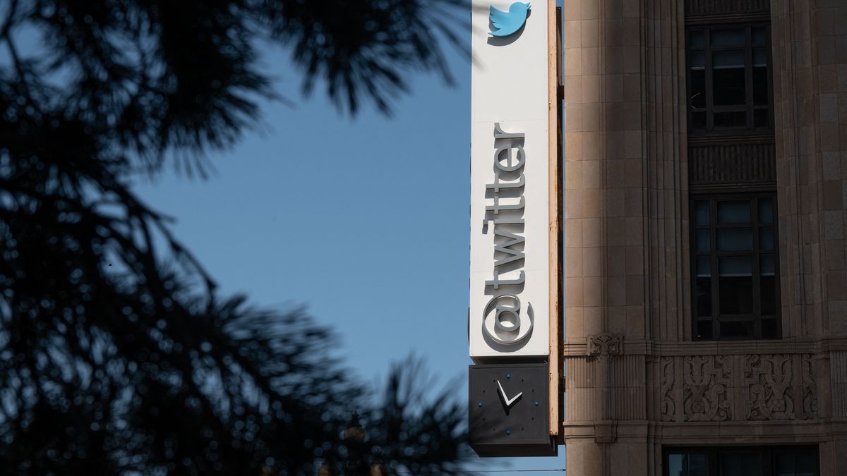 El logotipo de Twitter se ve fuera de su sede en el centro de San Francisco, California.