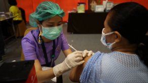 Aprueban en Tailandia una tercera dosis de la vacuna contra covid-19 para los sanitarios