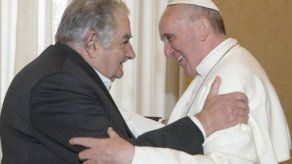 Papa y Mujica abordan proceso de paz Colombia en clima de gran sintonía