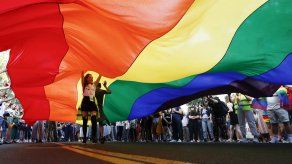 Derechistas tratan de atacar marcha gay en Serbia