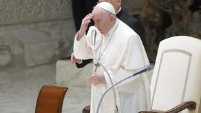 El papa Francisco rezó porque Líbano renaciera y se mantuviera fiel a su “vocación como tierra de paz y pluralismo, donde diferentes comunidades religiosas pueden vivir en fraternidad”. El papa Francisco rezó porque Líbano renaciera y se mantuviera fiel a su “vocación como tierra de paz y pluralismo, donde diferentes comunidades religiosas pueden vivir en fraternidad”.
