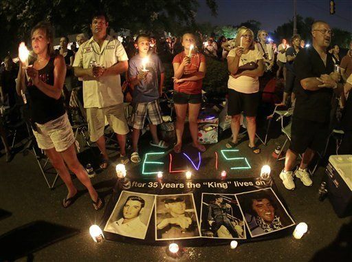 Priscilla y Lisa Marie encabezan vigilia en honor a Elvis Presley