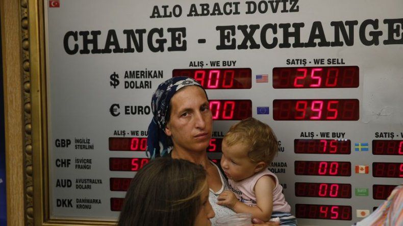 Turquía se prepara para penurias por crisis y roces con EEUU