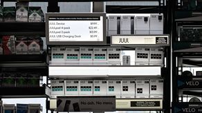 Juul Labs recibe aprobación para la venta de su vapeador y cápsulas en Estados Unidos.