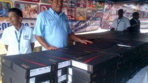 Entregan 240 computadoras a residentes de Irving Saladino en Colón