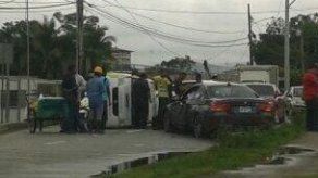 Choque múltiple y vuelco en Llano Bonito