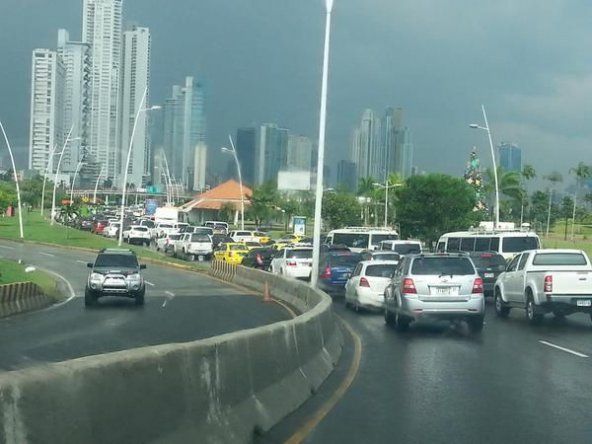 Lluvias causan tráfico pesado en varios puntos de la ciudad