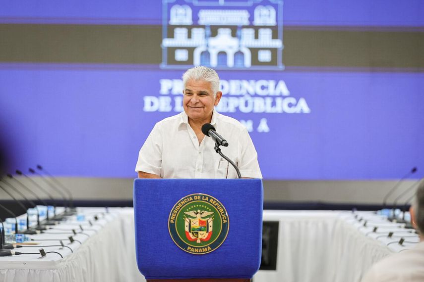 Presidente Mulino entrega orden de proceder para rehabilitar la planta potabilizadora de Farallón.