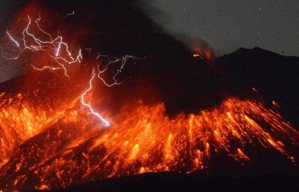 Espectacular erupción del volcán Sakurajima en sur de Japón