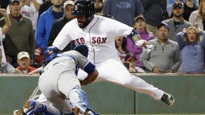 León ayuda a Boston a ganar 9-8 a los Reales en 10 episodios