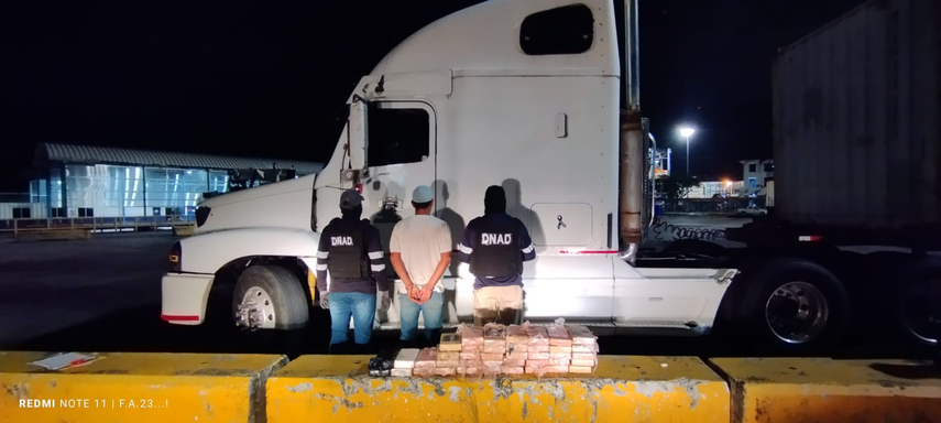 Policía Nacional incauta droga en un puerto del Pacífico